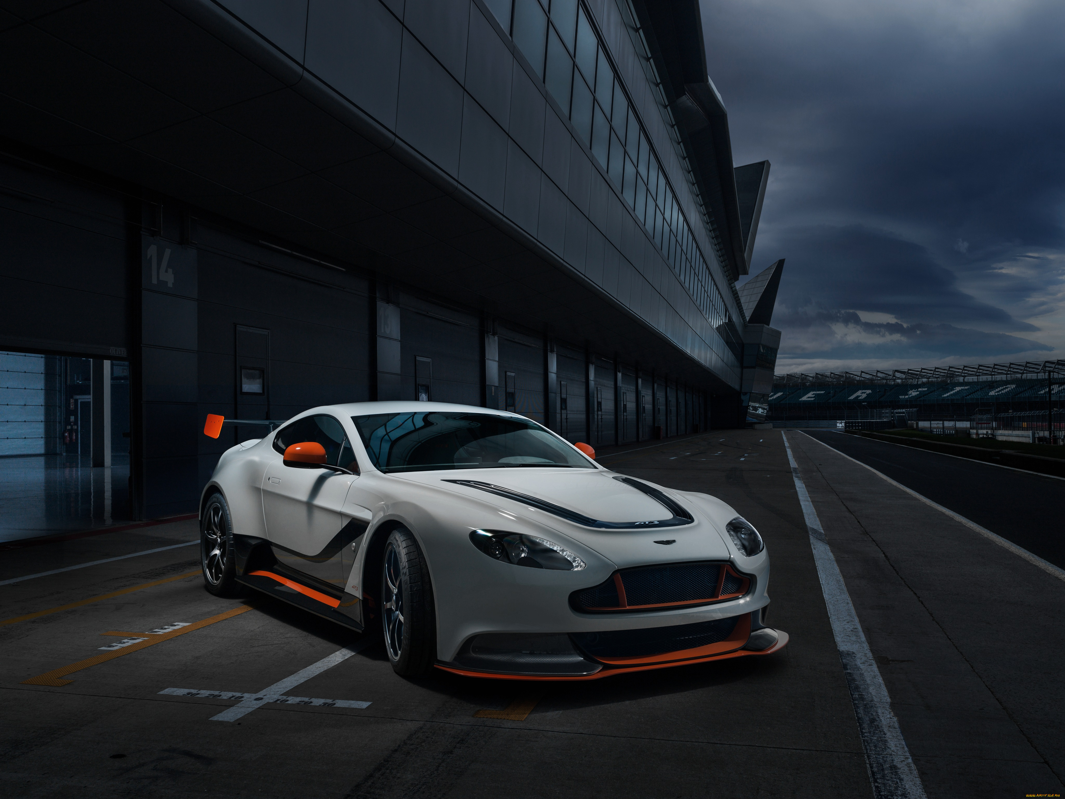 Aston Martin Vantage gt12 2015Рі